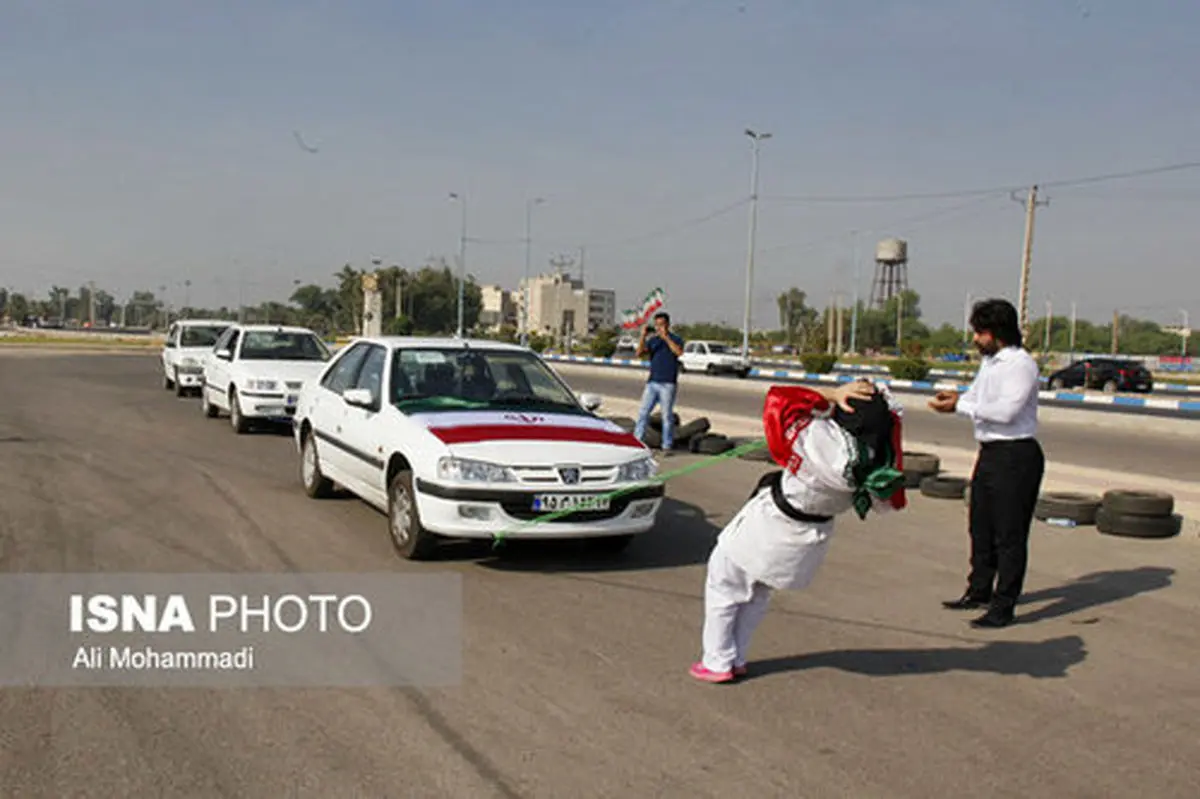 کشیدن ۳ خودرو با دندان توسط دختر ۱۶ ساله اهوازی