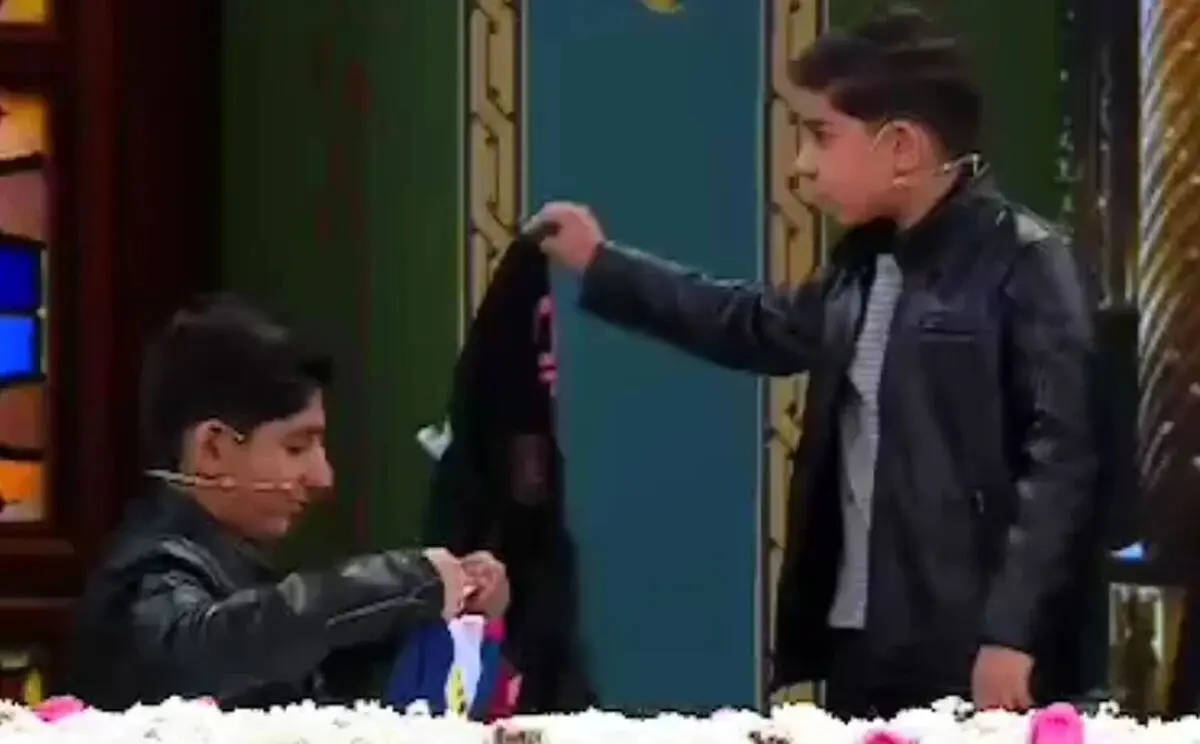 پاره کردن پیراهن مسی پس از اعلام حمایت از حملات آمریکا توسط بچه‌ها