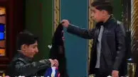 پاره کردن پیراهن مسی پس از اعلام حمایت از حملات آمریکا توسط بچه‌ها