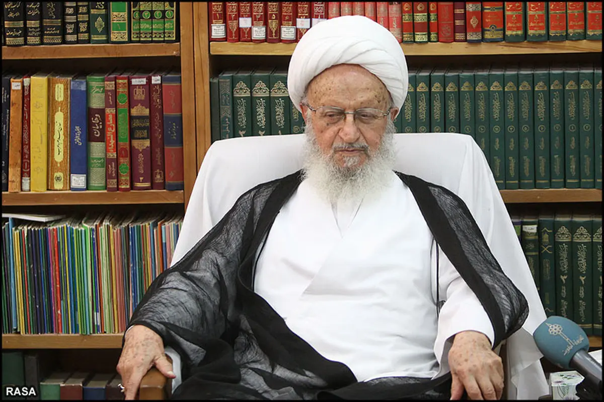 انتقاد آیت‌الله مکارم شیرازی از علاقه‌ جوانان به پشت میزنشینی
