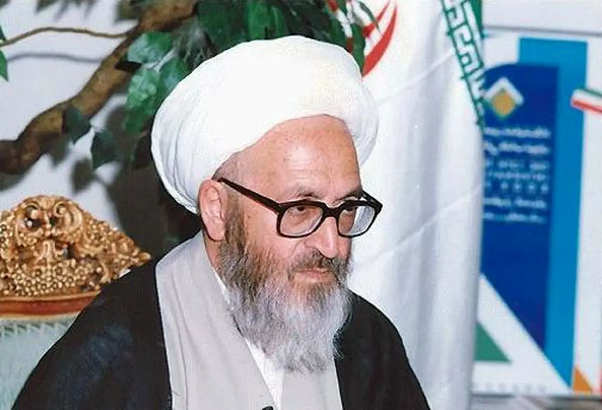 آیت الله سبحانی: نمی‌شود سرِ همه چادر کرد