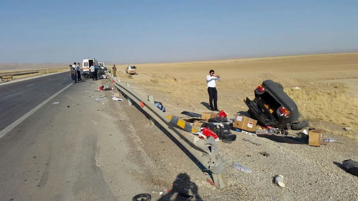 نصف شدن پراید در تصادف با گاردریل اتوبان