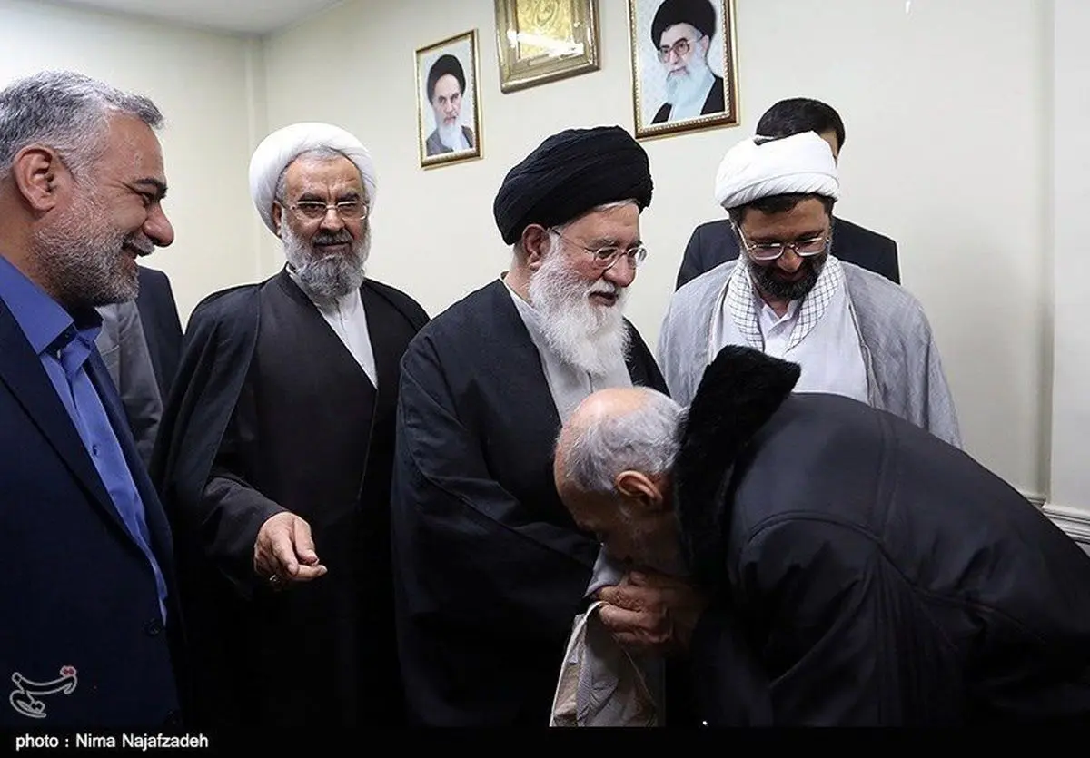 واکنش سایت علم الهدی به دست‌بوسی؛ هیچ اجباری برای بوسیدن دست آیت الله نیست