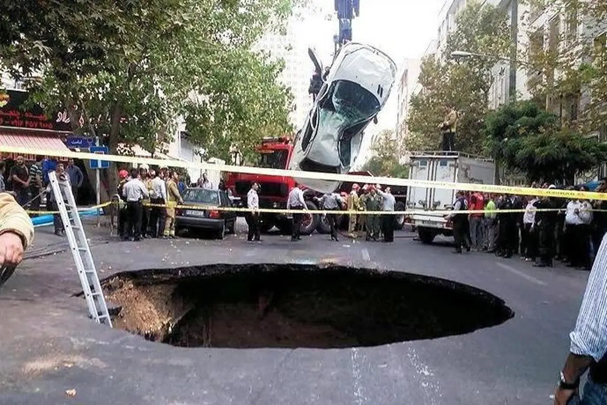 ریزش بخشی از اتوبان ستاری و سقوط ۲۰۶ به داخل گودال ۷متری