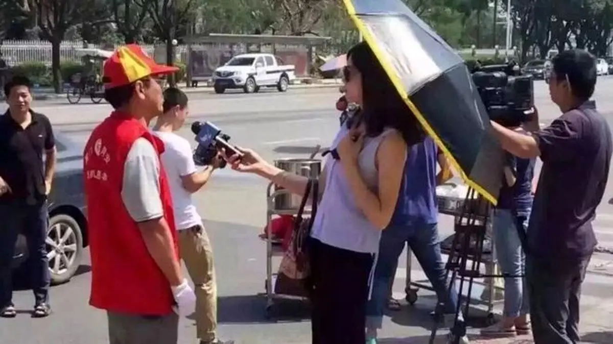 تعلیق گزارشگر تلویزیون پس از انتشار عکس با عینک آفتابی