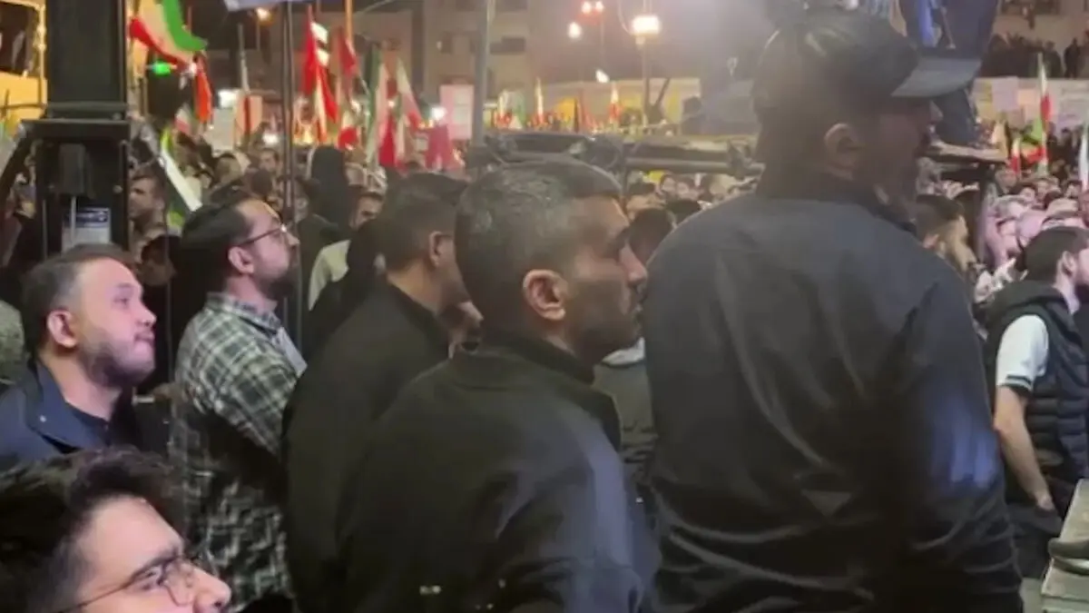 حضور مسلمان بازیکن سابق پرسپولیس در تجمع شبانه مردم