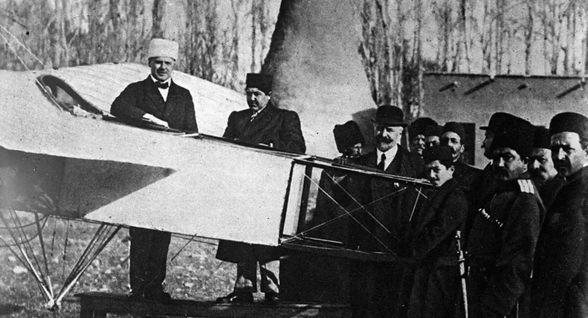 عکس یادگاری احمدشاه با اولین هواپیما در ایران