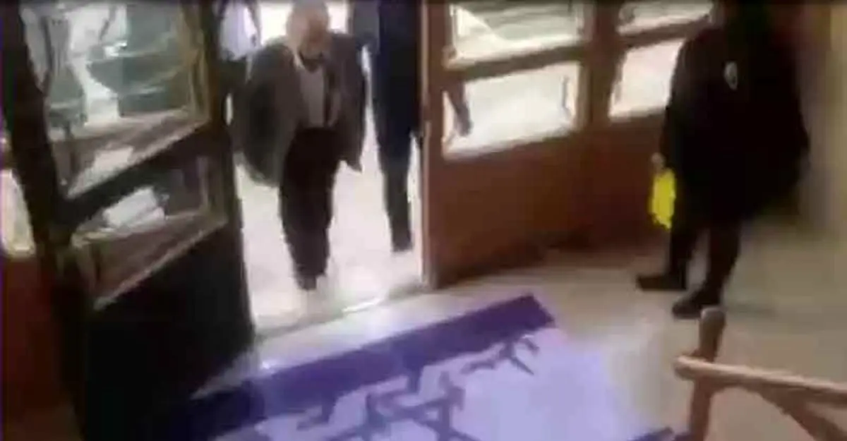 ویدئو | چالش دکتر صادق زیباکلام برای رد نشدن از روی پرچم اسرائیل و آمریکا