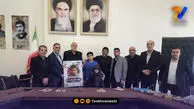 تجلیل از خانواده شهید کشتی‌گیر در فدراسیون کشتی