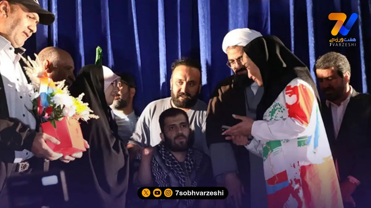 تقدیم مدال نقره به جانباز جنگ رمضان