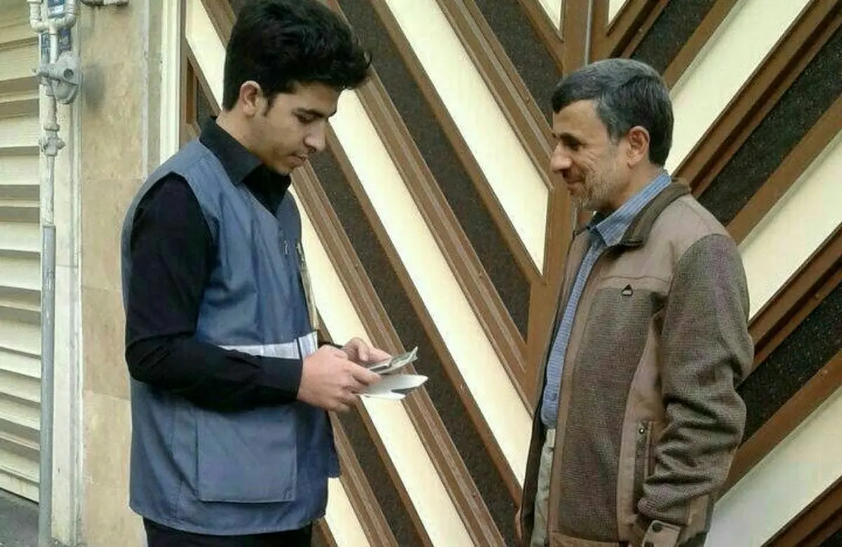 پاسخگویی احمدی‌نژاد به پرسش‌های مامور سرشماری در جلوی درب منزلش