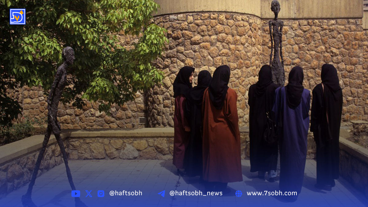 قاب تاریخ| پوشش جالب دختران در موزه، عکس دیده نشده از فرشچیان، تجریش سال82 و جزیره هرمز سال56