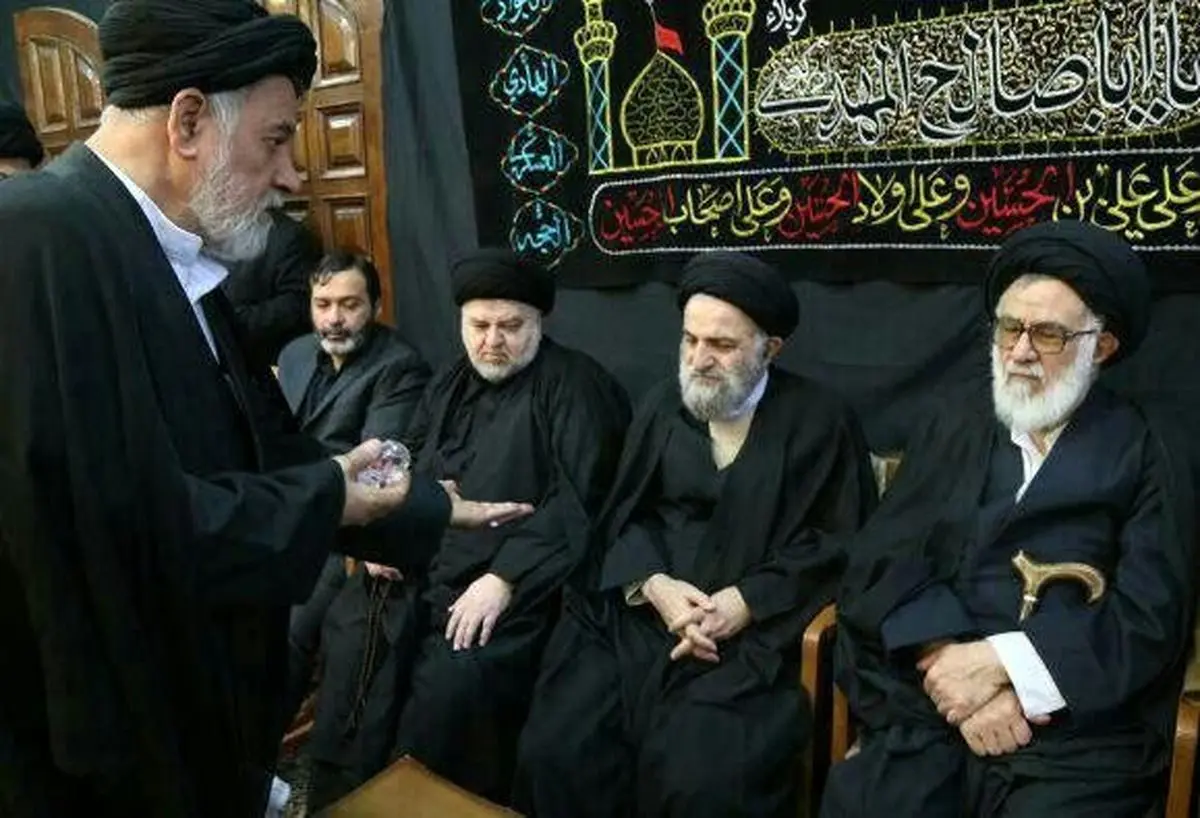 شکسته شدن مُهر مرجع تازه درگذشته در حضور سایر علما