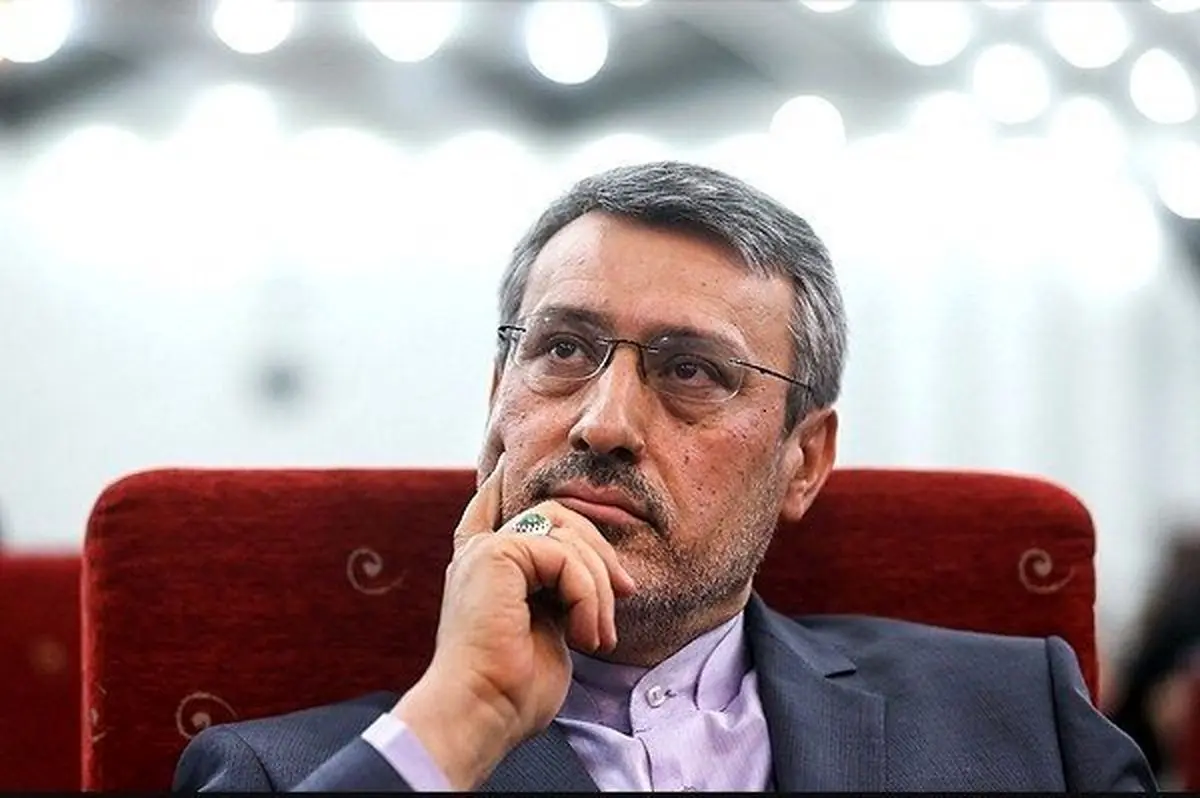 بعیدی نژاد استوارنامه‌اش را به ملکه انگلیس تسلیم کرد