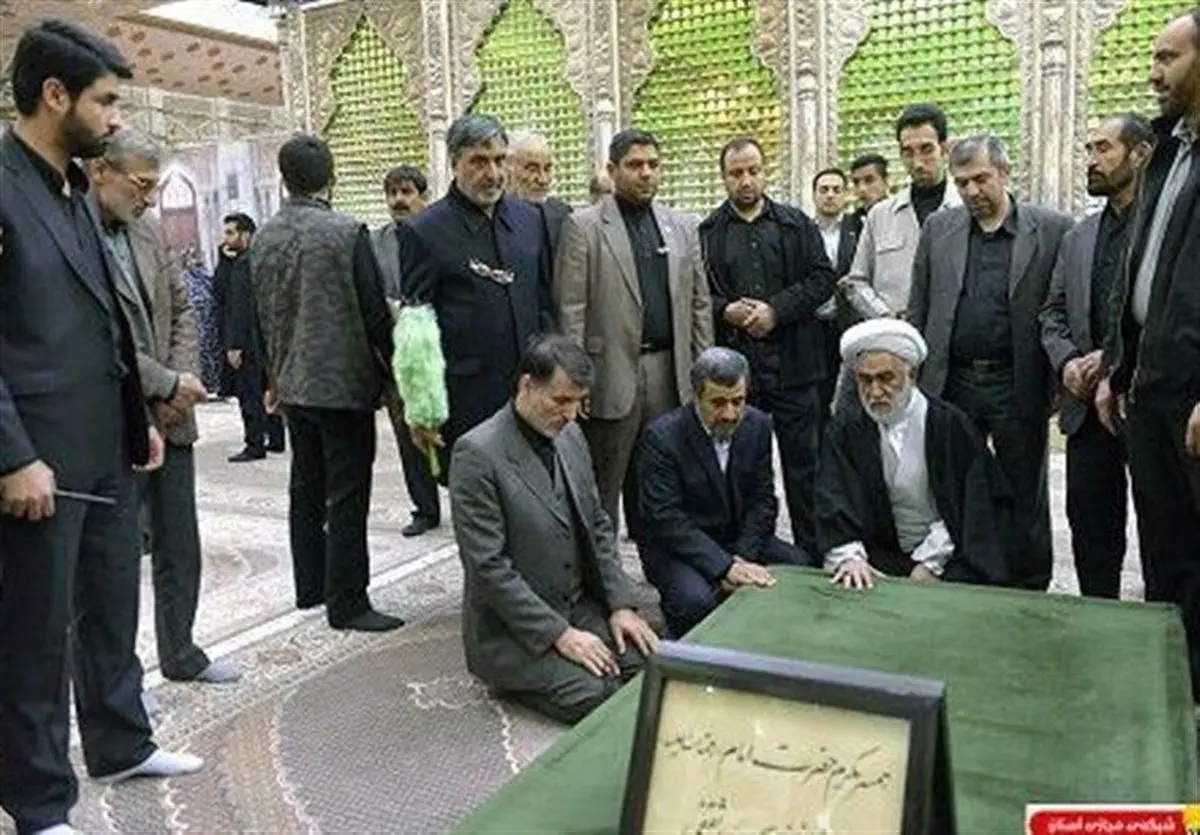 تجدید میثاق احمدی‌نژاد با آرمان‌های انقلاب اسلامی با حضور در حرم امام