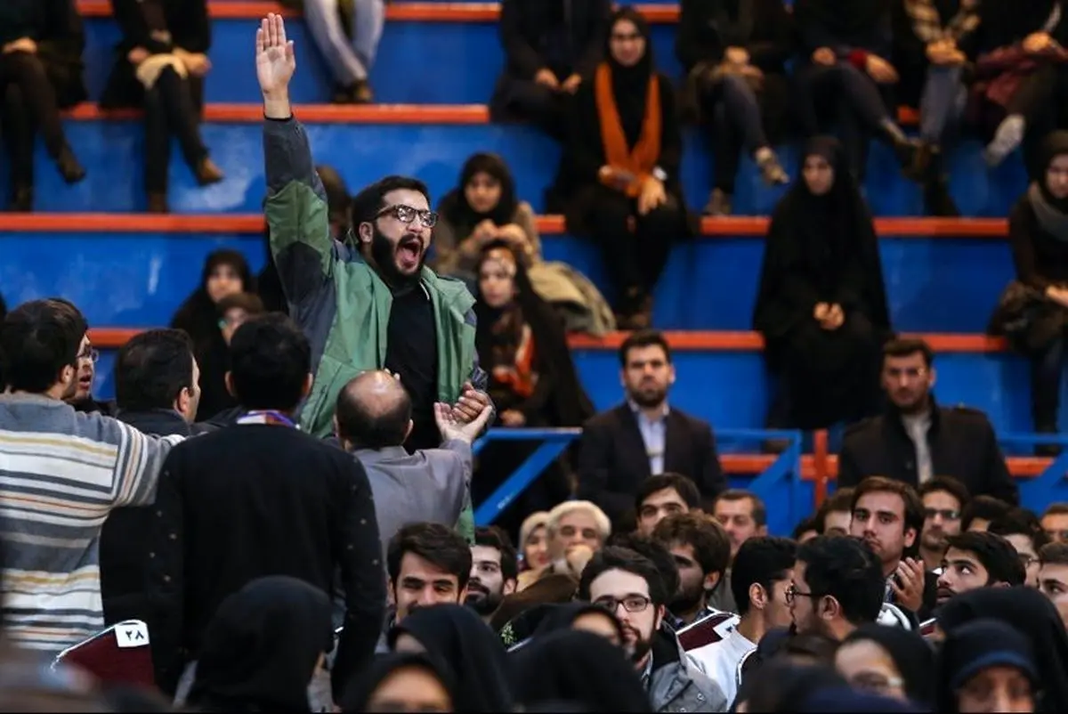 تجمع متفاوت تعدادی از دانشجویان در بیرون از محل سخنرانی رییس‌جمهور