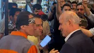خوش و بش تاج با یک پاکبان در میدان انقلاب