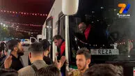 بعد از گذشت نیم ساعت ملی پوشان هنوز موفق به ورود به جایگاه نشده اند