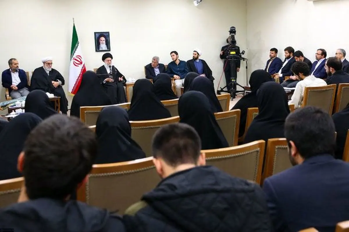 رهبر انقلاب در دیدار نخبگان/از جوانان مؤمن و انقلابی پشتیبانی می کنم