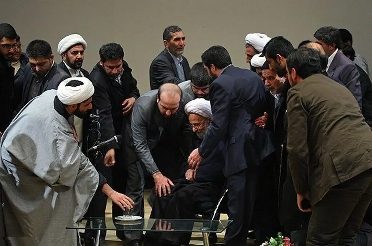 آیت‌الله مصباح: روایتی نداریم که بگوید اطاعت از کسی که با رأی مردم سر کار آمده، واجب است