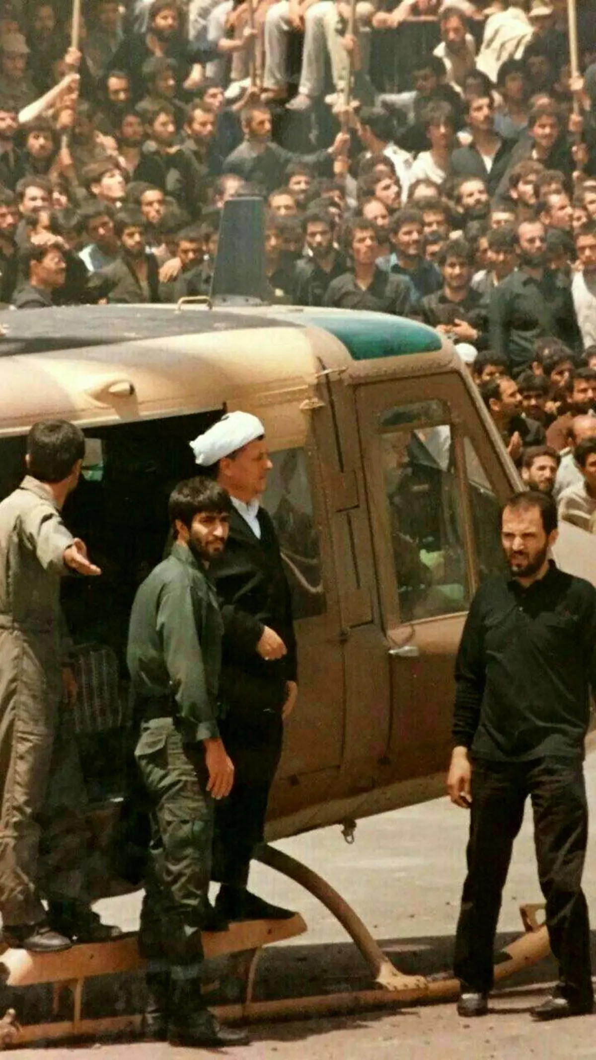 تصویری از آیت الله هاشمی در مراسم تشییع امام خمینی