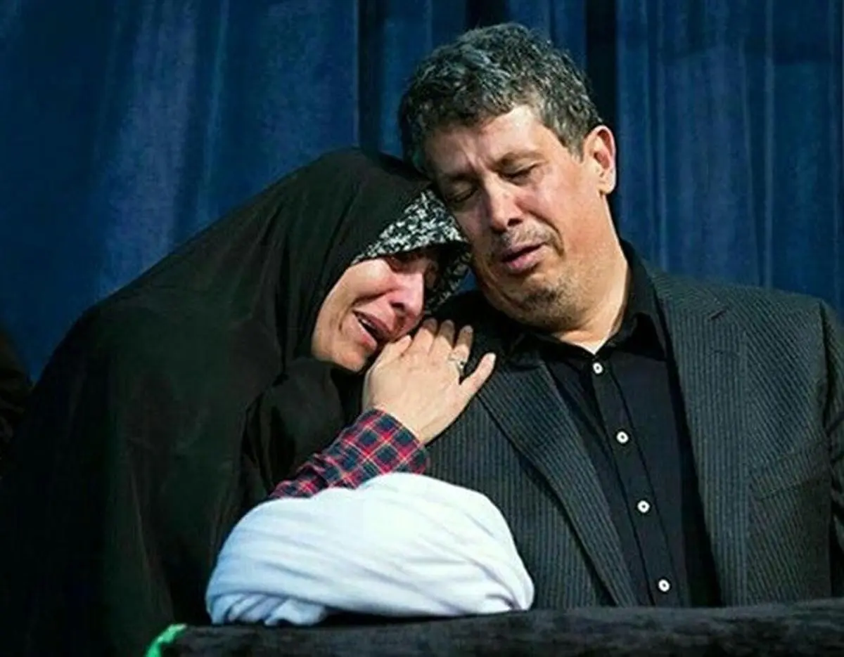 مهدی و فاطمه هاشمی رفسنجانی بر پیکر پدر