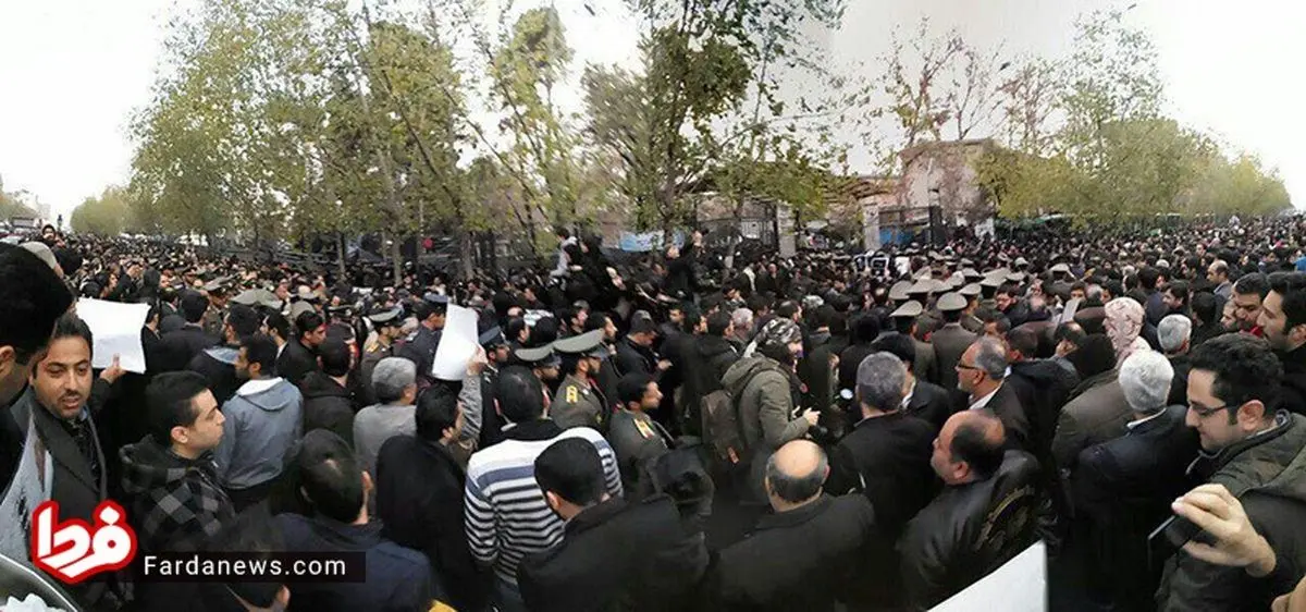 گزارش تصویری:حضور مردم در مقابل دانشگاه تهران