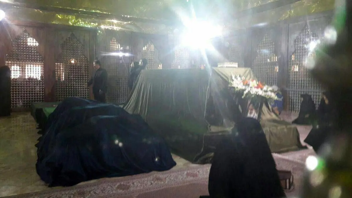 یار امام در کنار مرادش آرام گرفت
