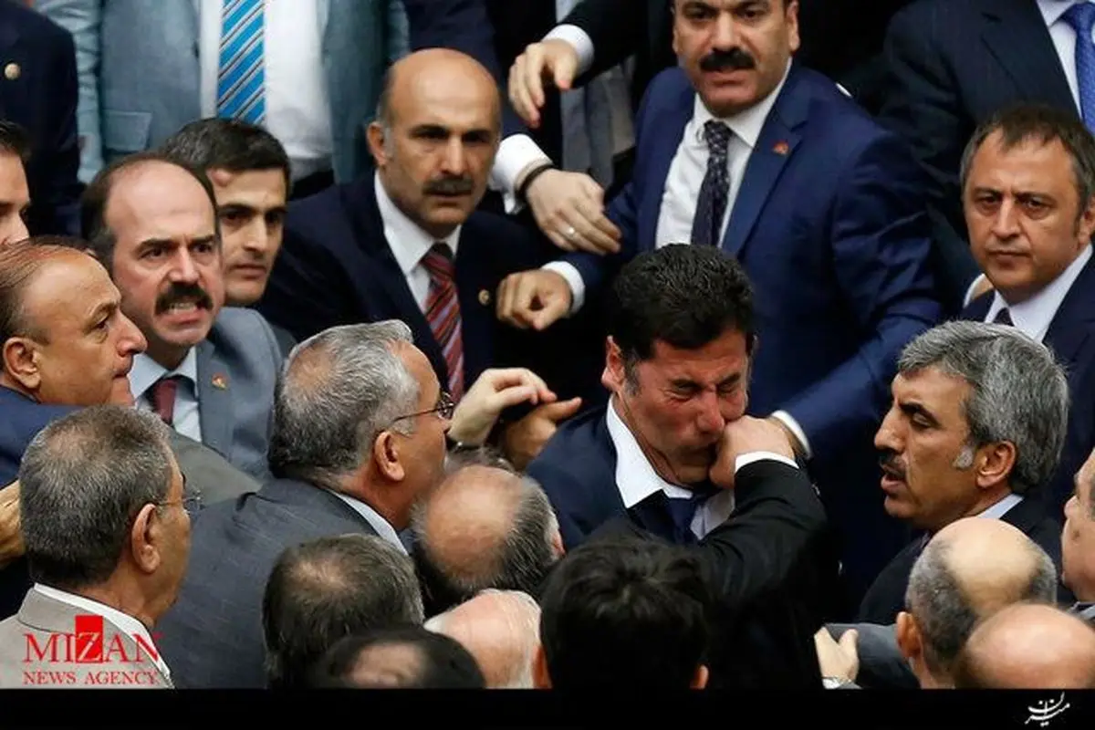 کتک کاری نمایندگان حزب عدالت و توسعه و جمهوریخواه خلق در پارلمان ترکیه