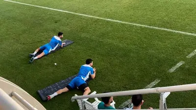 میلاد محمدی و هادی حبیبی نژاد دور از ترکیب دو تیم در حال انجام تمرینات انفرادی