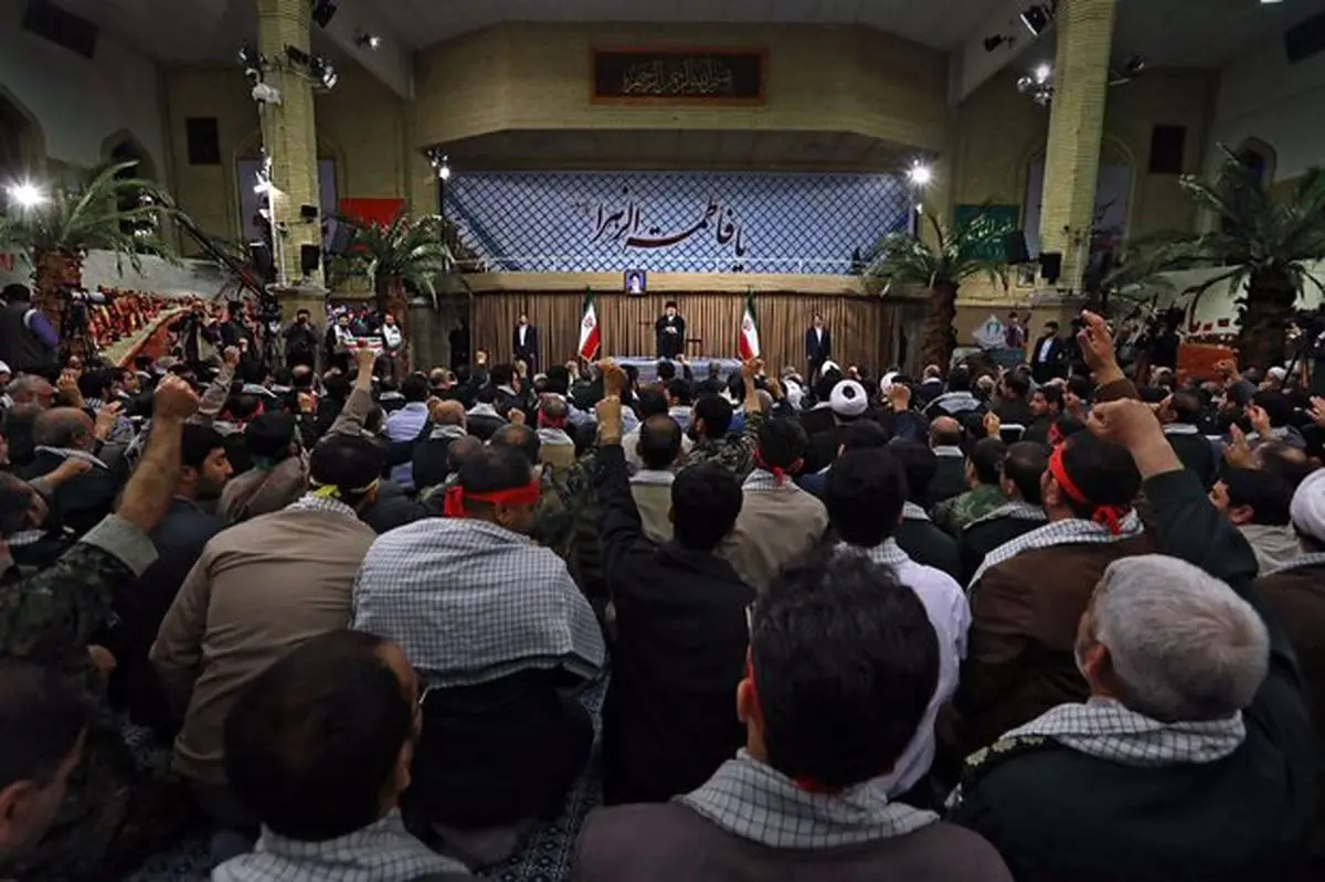 رهبر معظم انقلاب: مقابل دشمن اظهار ضعف نکنید
