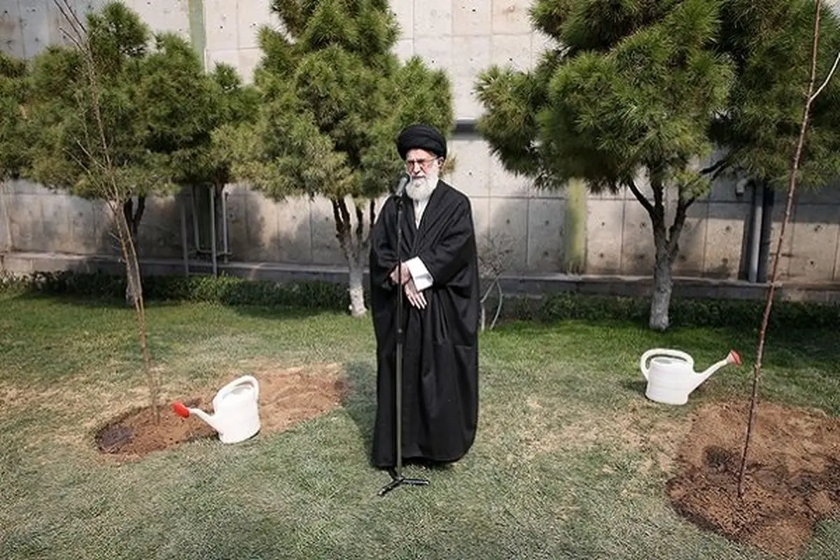 رهبر انقلاب پس از غرس دو اصله نهال: جنگل‌ها و منابع باید از دست‌اندازی سوداگران حفظ شود