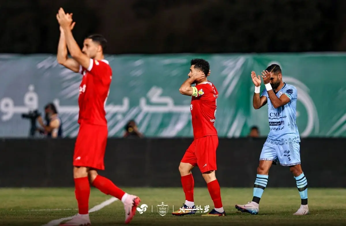 سلام پرسپولیس به بحران؛ بدرقه بازیکنان با شعار و بطری آب