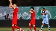 سلام پرسپولیس به بحران؛ بدرقه بازیکنان با شعار و بطری آب