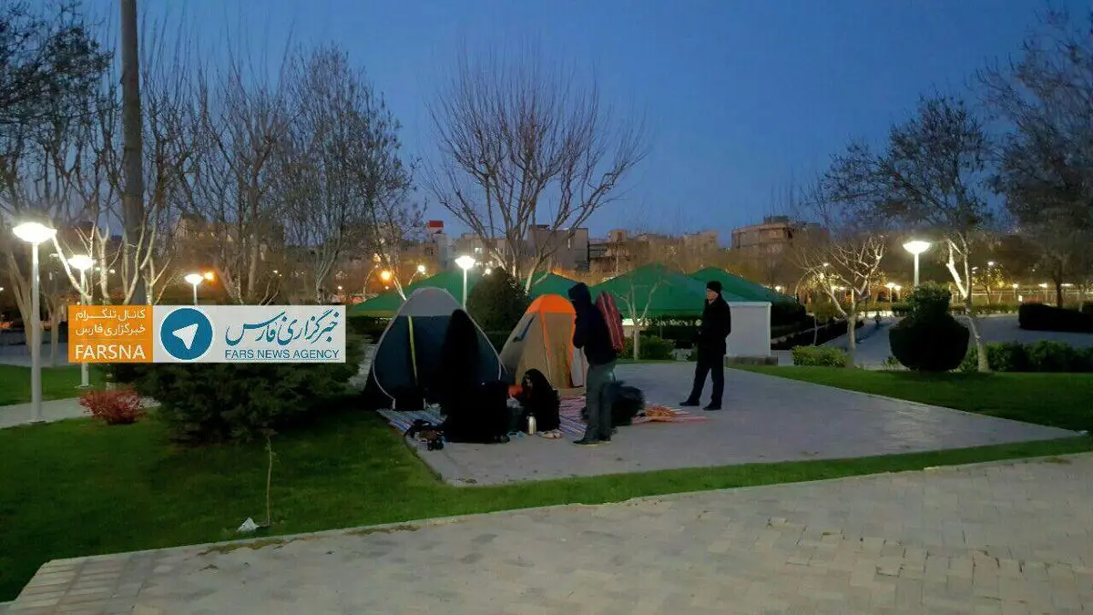 چادر زدن مردم مشهد از هراس زمین‌لرزه