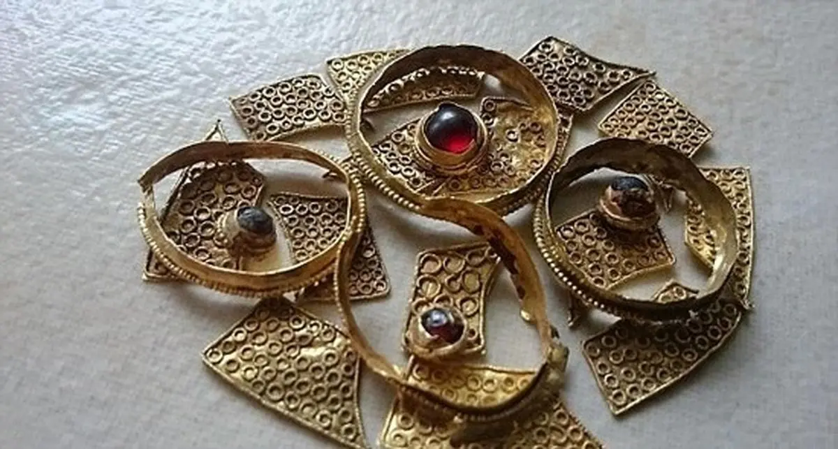 کشف جواهرات ۱۴۰۰ ساله «آنگلوساکسون‌ها»