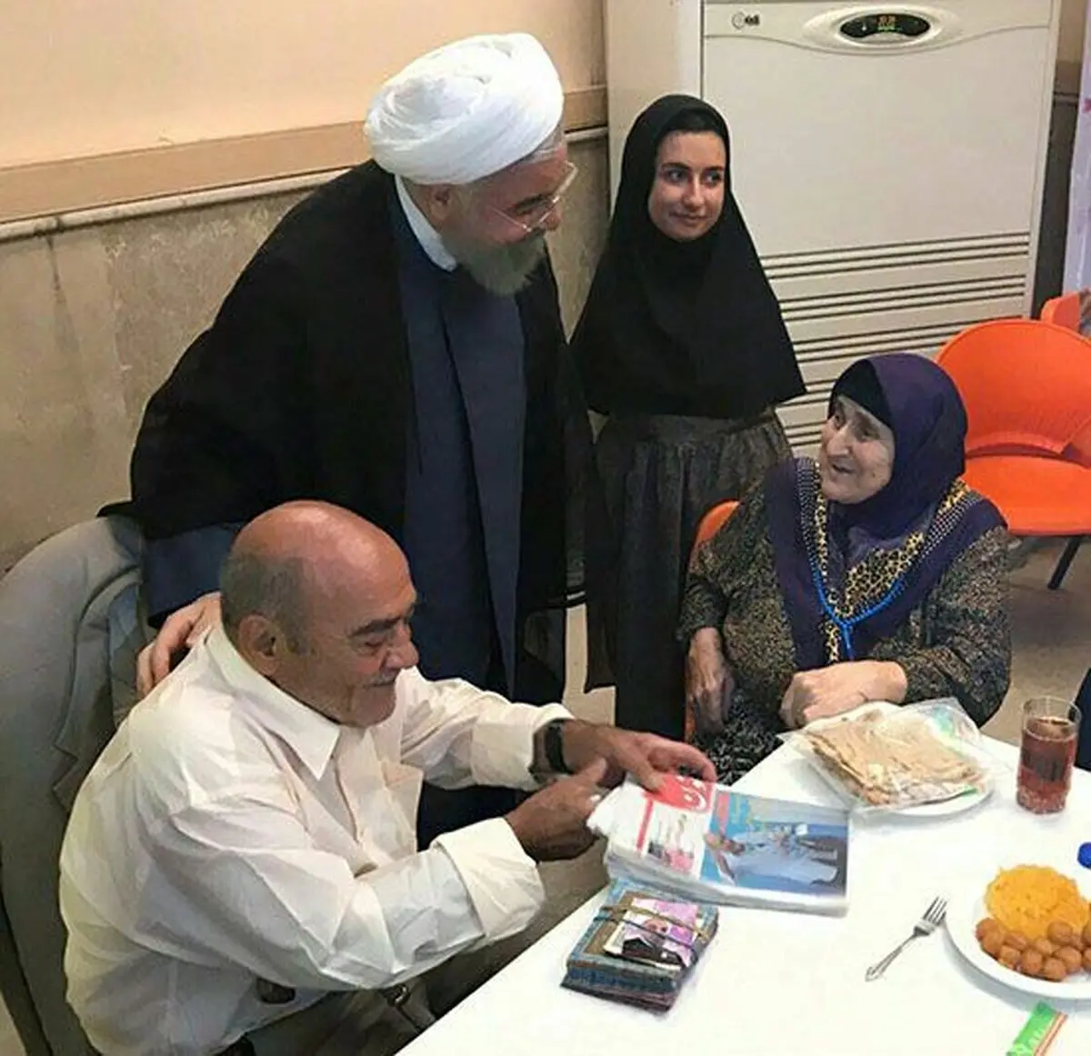 دیدار روحانی با «ننه کبری»