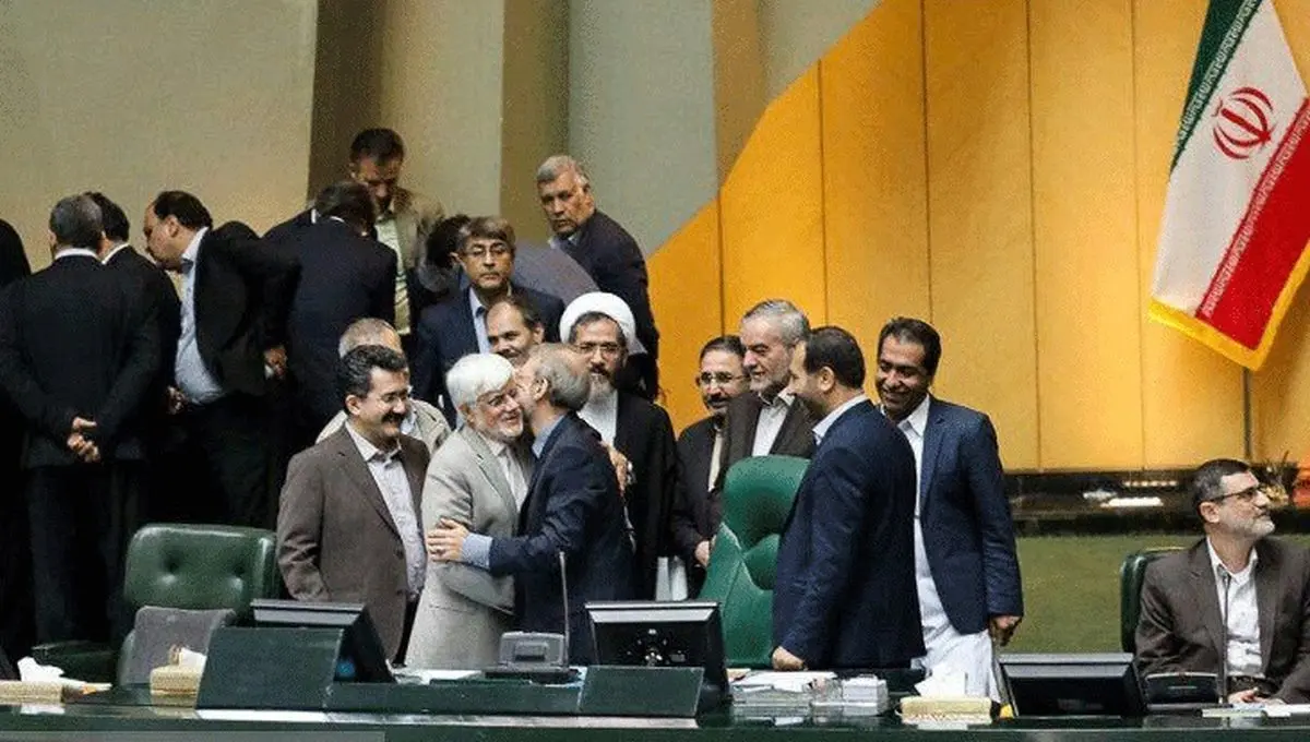 عکس | روبوسی لاریجانی با عارف پس از تکرار ریاستش در مجلس دهم