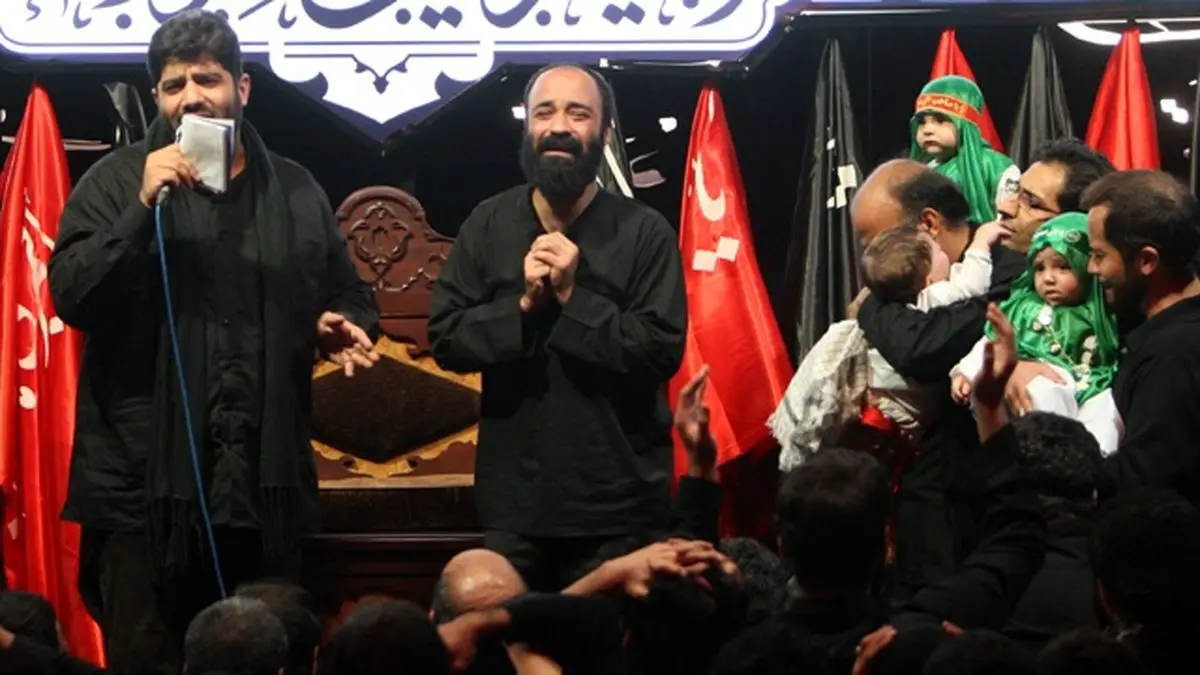 مداحی که برای پیروزی حسن روحانی شیرینی پخش کرد