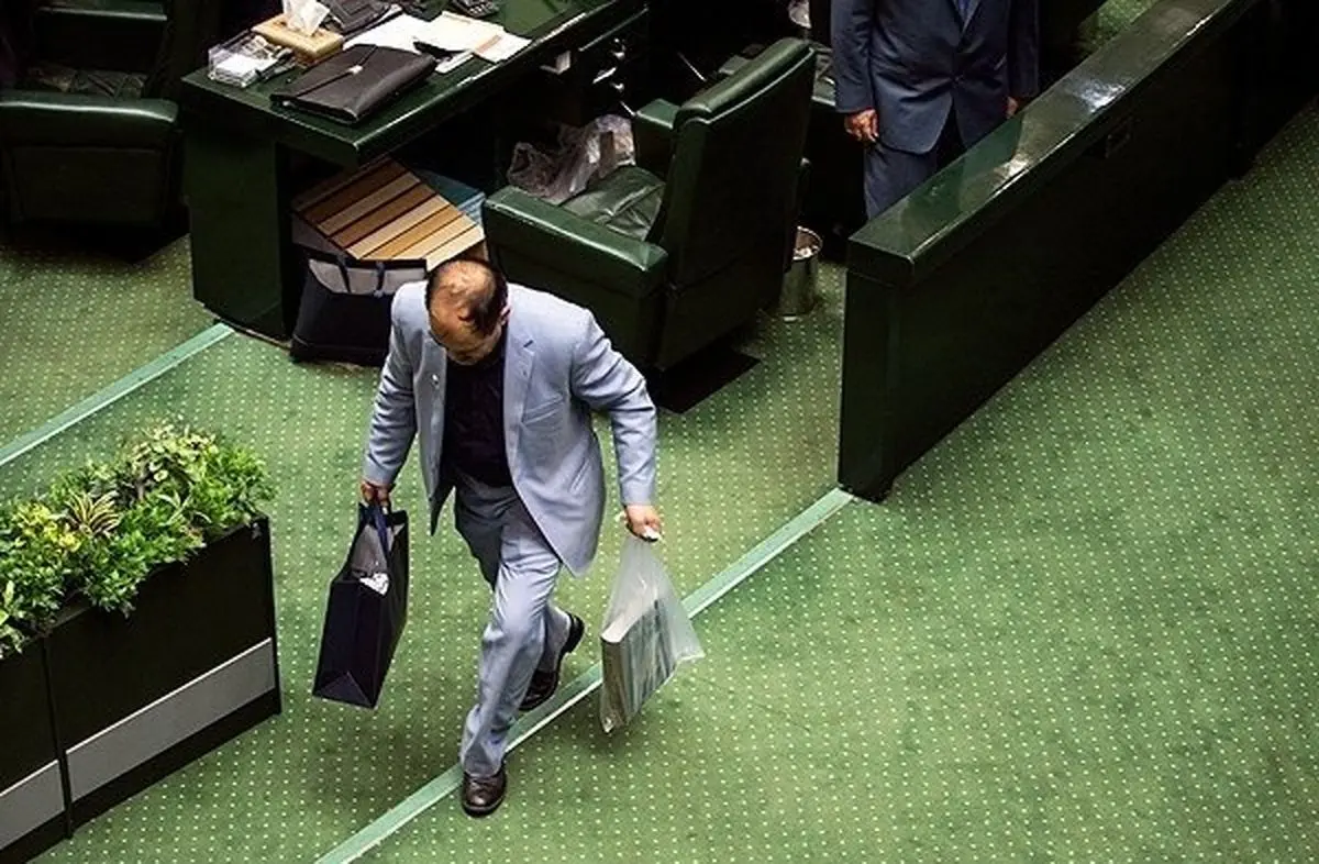 خروج نمایندگان و کارکنان از ساختمان مجلس شورای اسلامی