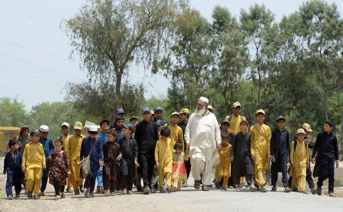 عکس: مرد پاکستانی با ۲۲ فرزندش در یک قاب