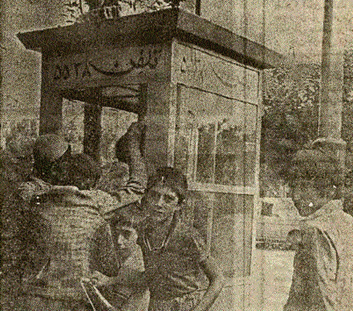 سال ۱۳۵۵؛ دعوا سر کیوسک تلفن در سه‌ راه آذری