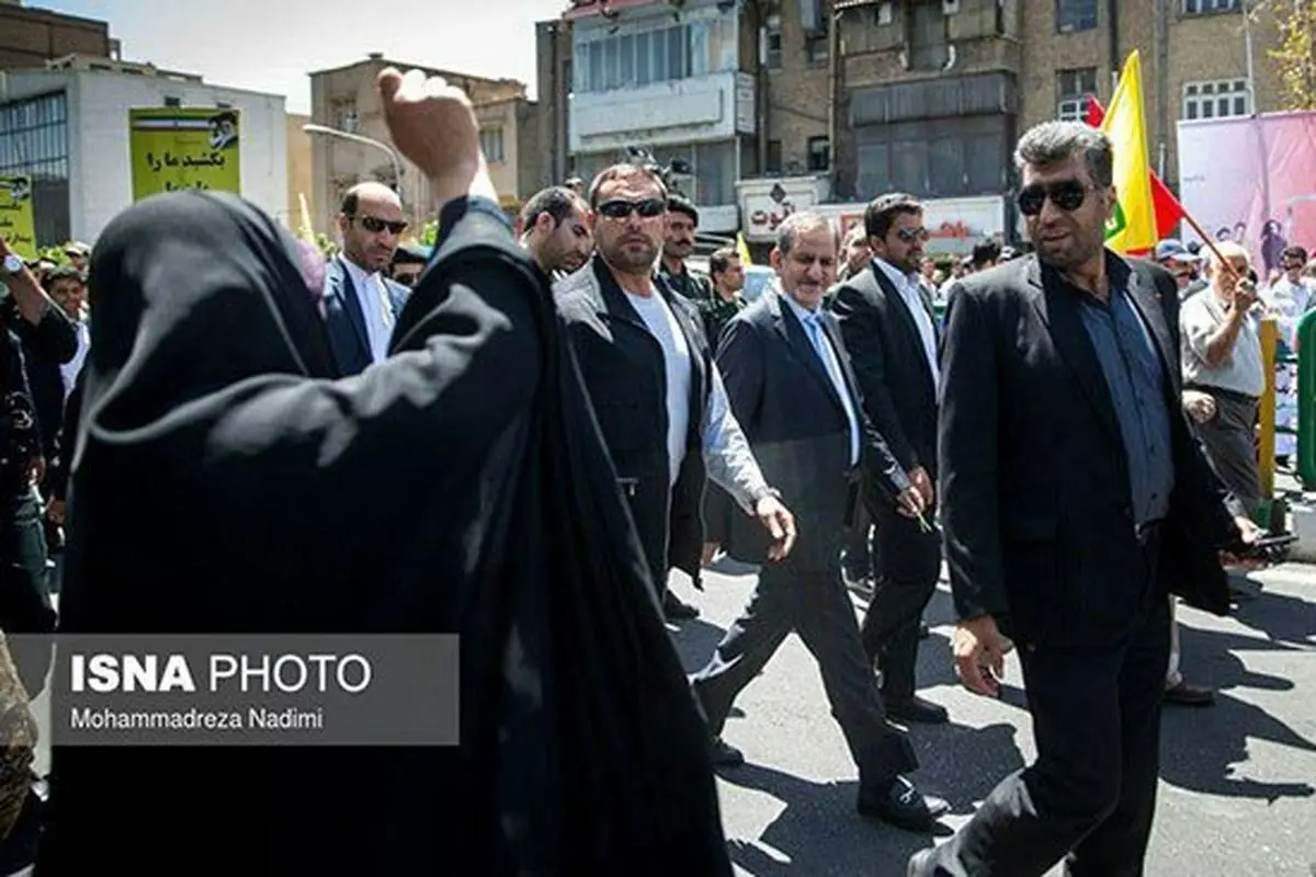 لبخند جهانگیری به شعار مخالفان در راهپیمایی