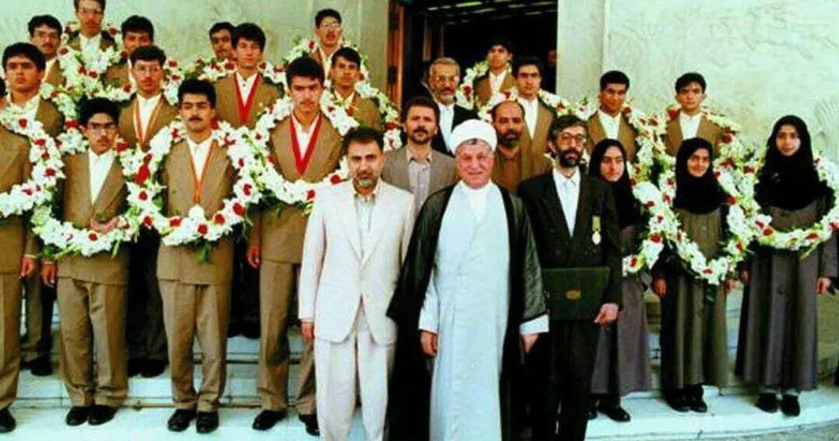 مریم میرزاخانی سال ۷۴ در کنار هاشمی رفسنجانی