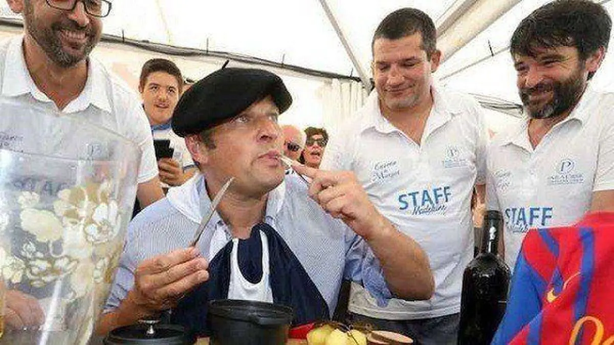 شهردار فرانسوی به قول خود عمل کرد و یک موش را خورد