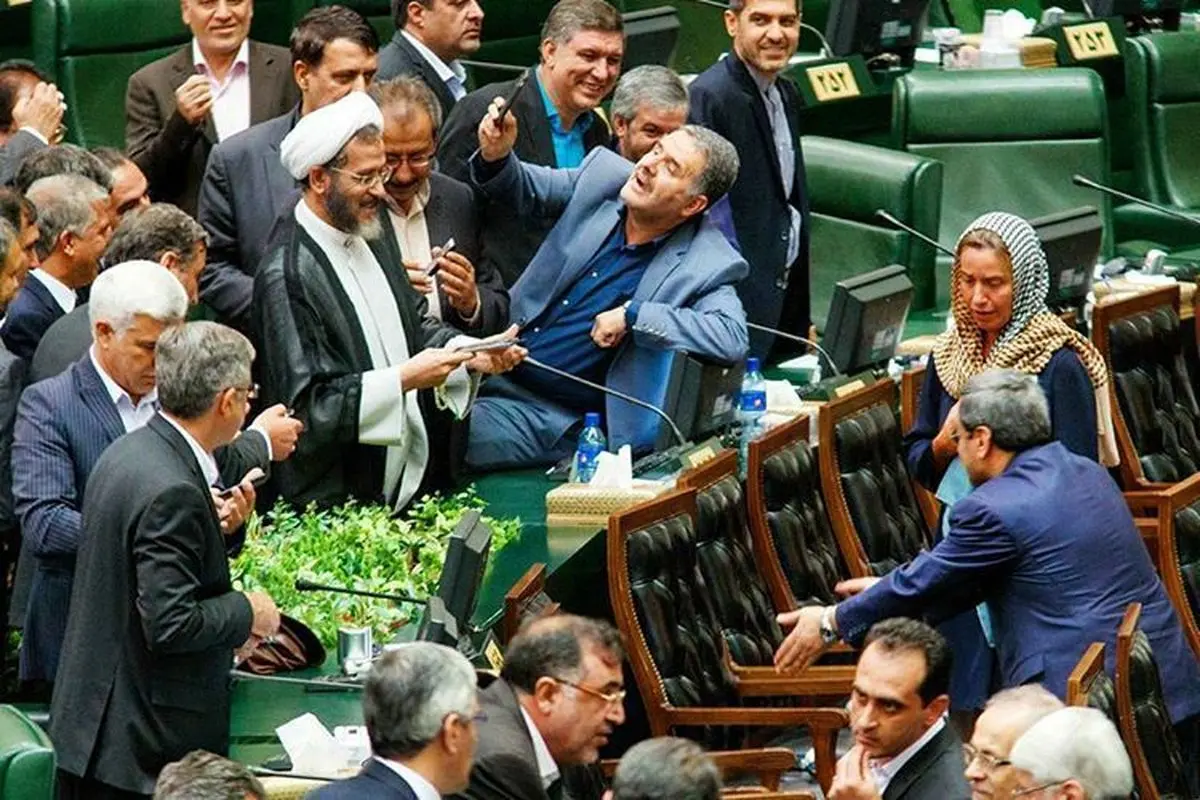 عذرخواهی نماینده ای که با موگرینی سلفی گرفت