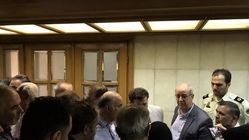 تلاش چند مرد خشمگین برای ورود به شورای شهر با ممانعت پلیس روبرو شد