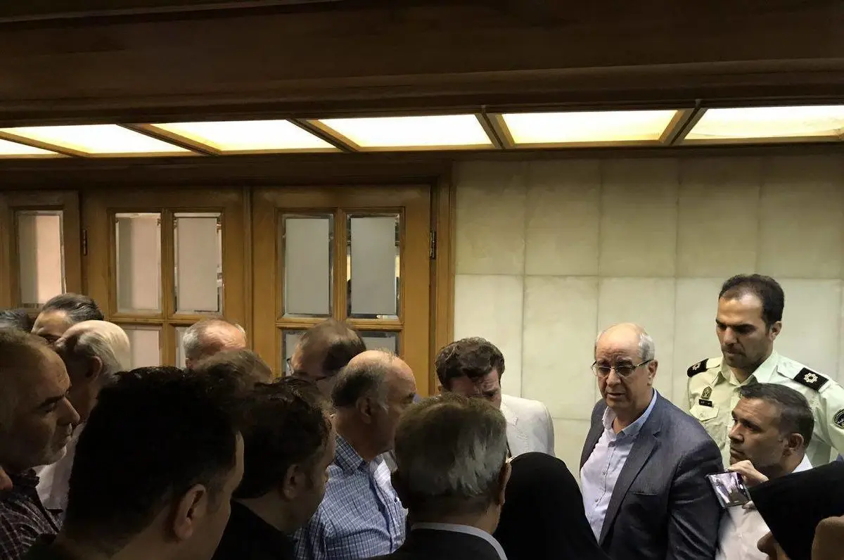 تلاش چند مرد خشمگین برای ورود به شورای شهر با ممانعت پلیس روبرو شد