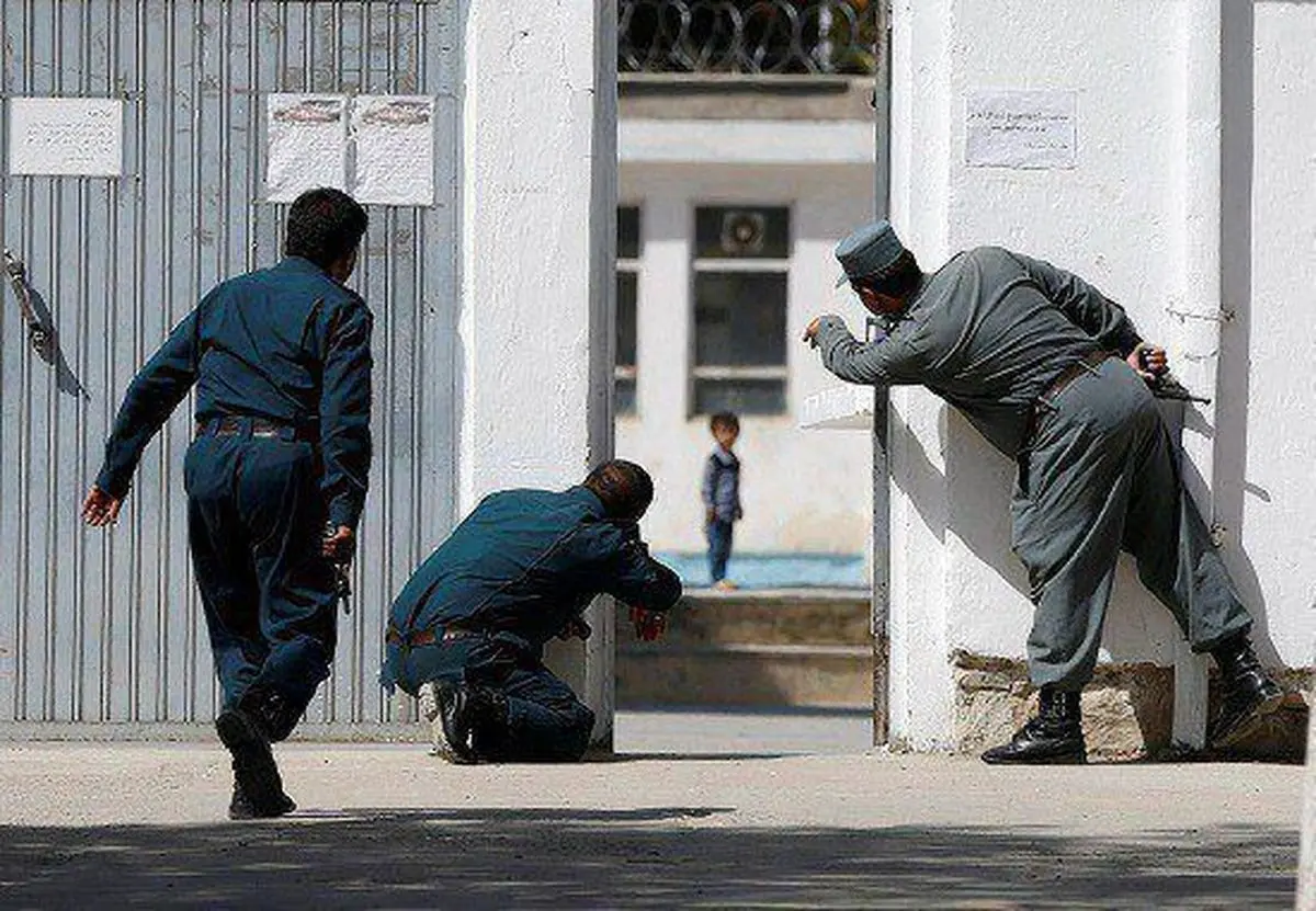 بهت‌ زدگی کودک افغان در لحظه حمله تروریست‌ها