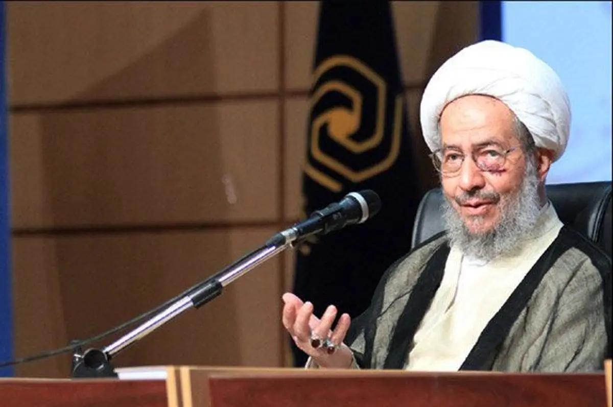 نماینده مجلس خبرگان:انگلیس برای ترویج خرافات ۱۵ هزار قمه وارد کرده است